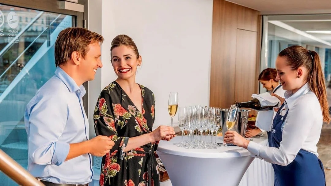 Guests enjoying drinks on a Prague sightseeing cruise.