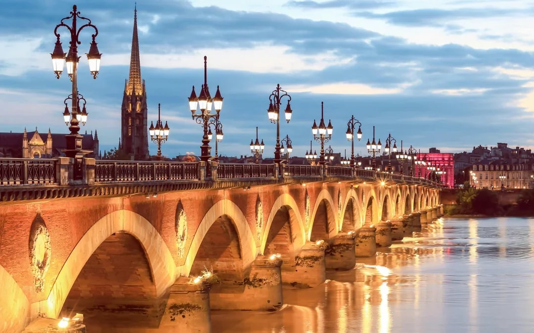 1.5-Hour Bordeaux Illuminated Evening Cruise Image 6