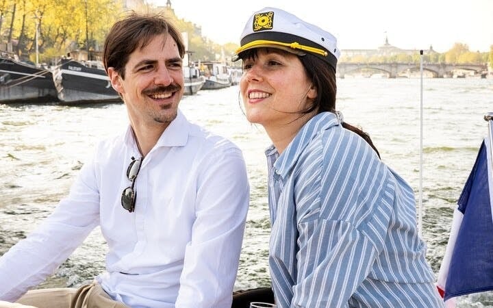 2-6 pax Private Boat Tour in Paris with Rosé and Macarons
