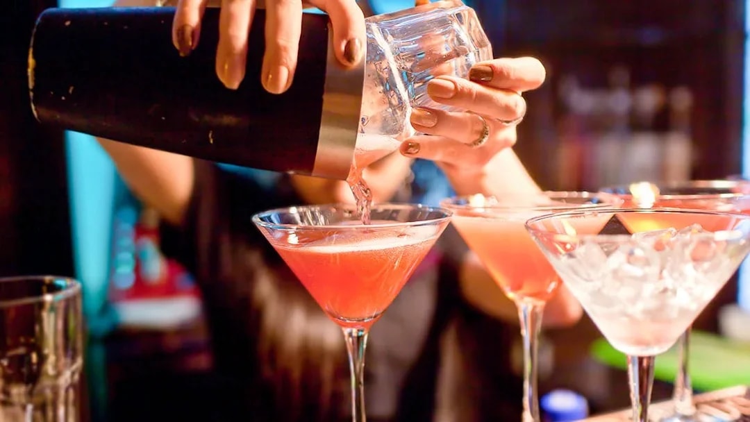 Pouring cocktails on Evening Panorama Cruise Frankfurt.