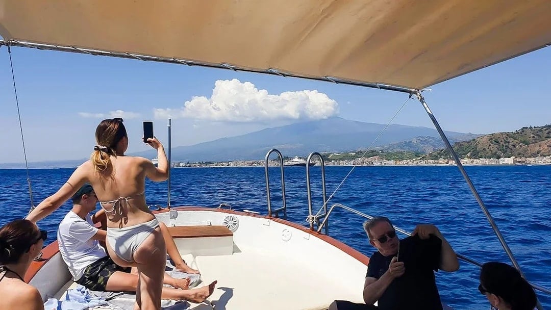 2-Hour Sightseeing Cruise in Giardini Naxos Taormina Isola Bella