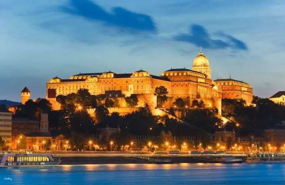 4 Course Dinner cruise with Operetta and Folk show