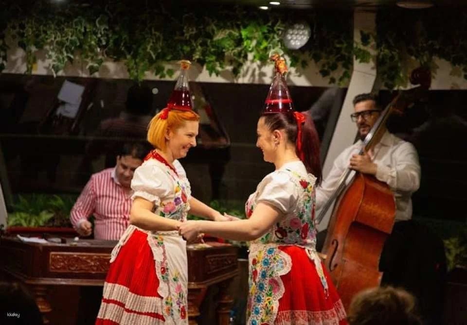 4 Course Dinner cruise with Operetta and Folk show