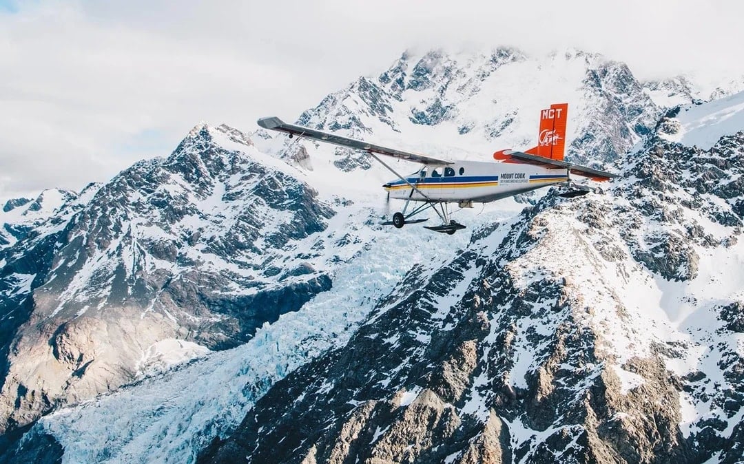 45-minutes Glacier Highlights by Helicopter or Ski Plane Flight Image 1