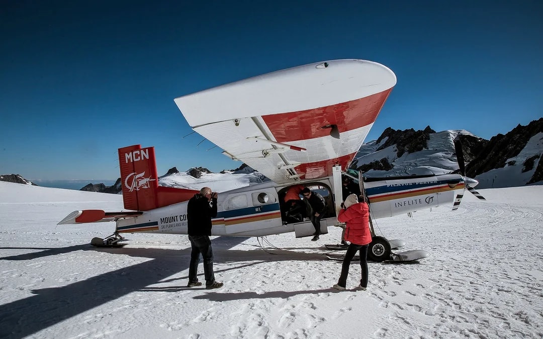 45-minutes Glacier Highlights by Helicopter or Ski Plane Flight Image 3