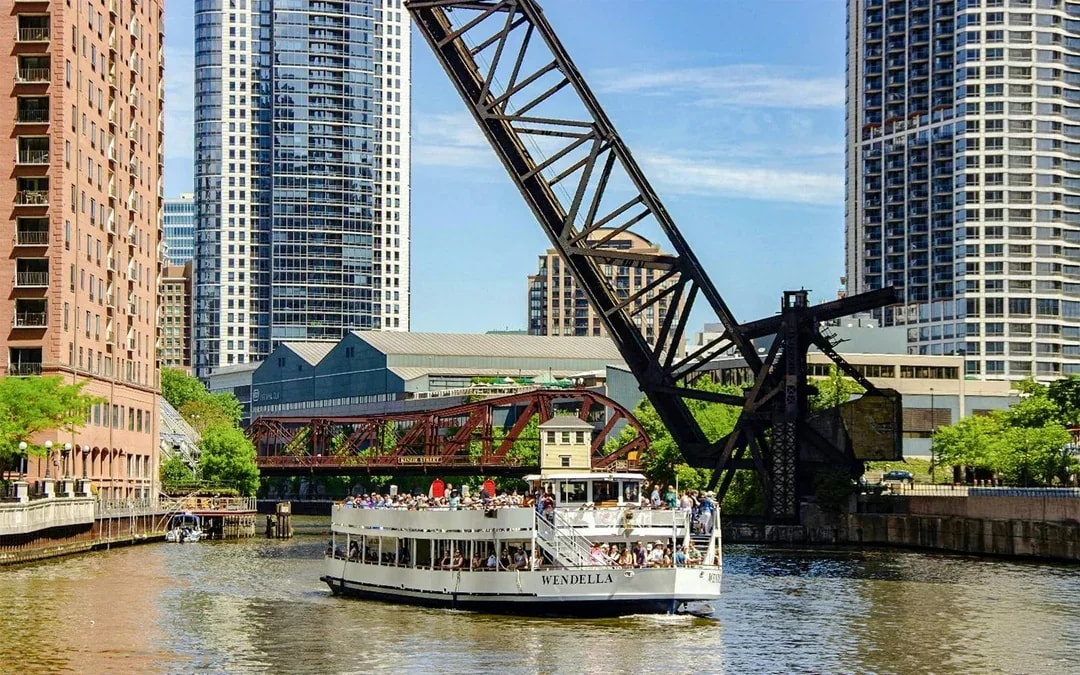 90-min Chicago River and Lake Michigan Architecture Cruise by Wendella Image 1