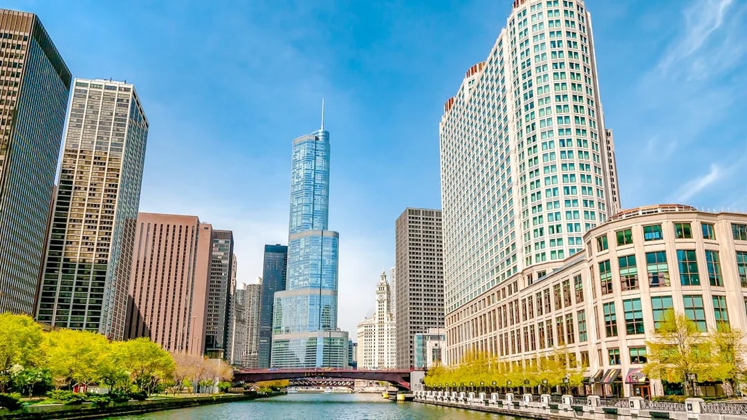 Chicago River with skyline view, featuring modern skyscrapers on a 45min architecture cruise.