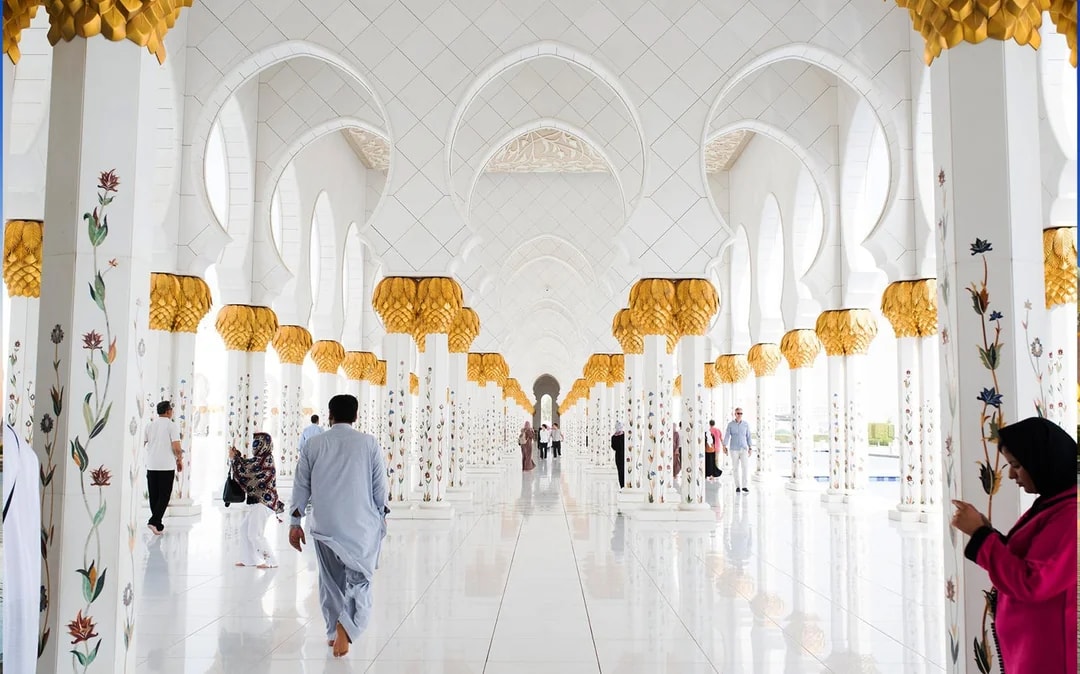 Full-Day Guided Tour of Abu Dhabi Mosque & Warner Bros. from Dubai Image 7