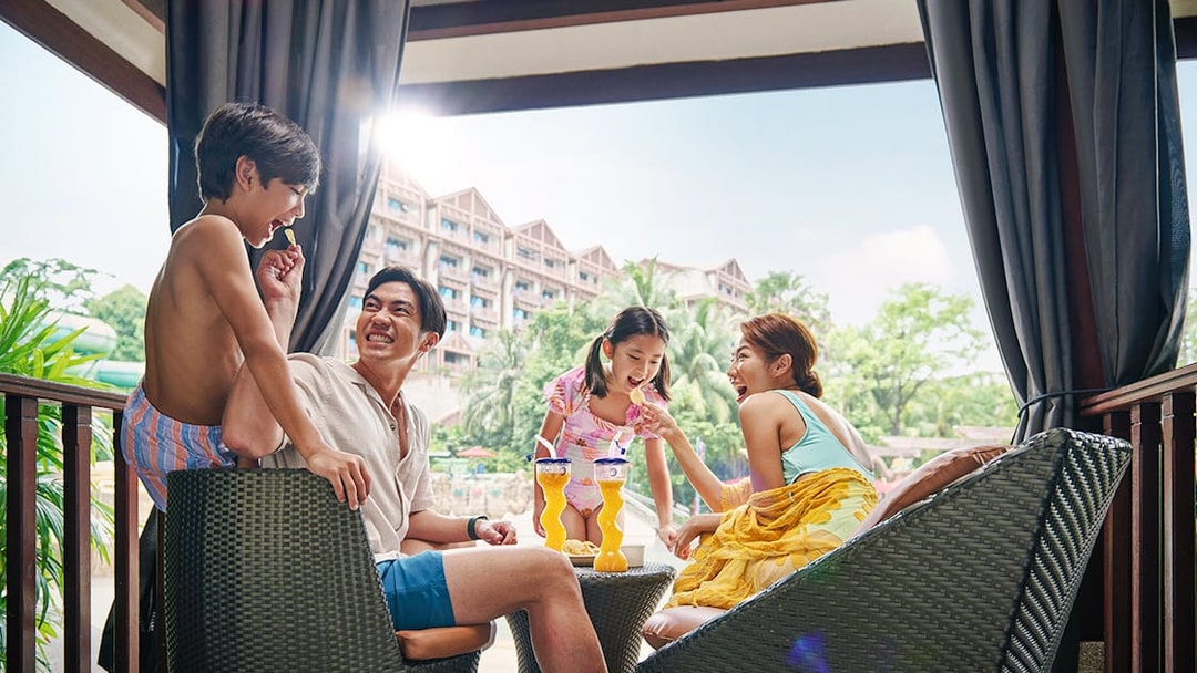 Guests enjoying drinks and snacks at Adventure Cove Waterpark™ cabana.