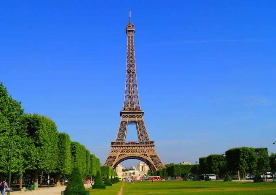 AI-Guided Walking Tour of Paris with Walky the WhatsApp Chatbot
