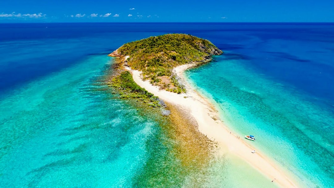 Langford Island sandbar surrounded by turquoise waters, Whitsundays, Australia.