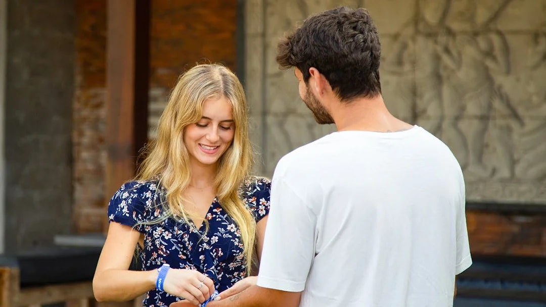 Tourists exchanging tickets at Alas Harum.