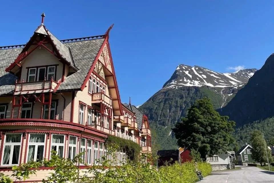 Ålesund Hjørundfjord fjord guided cruise from Ålesund