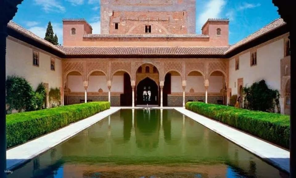 Alhambra guided tour with flamenco show and dinner