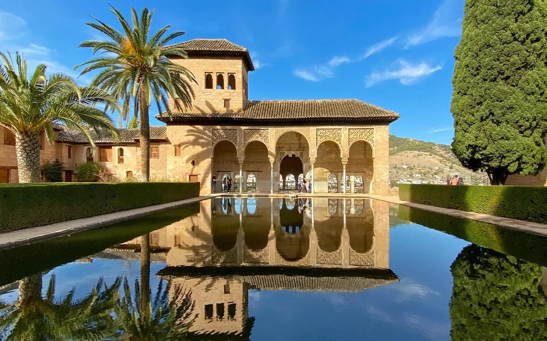 Alhambra & Nasrid Palaces Guided Tour without Entry Tickets Image 1