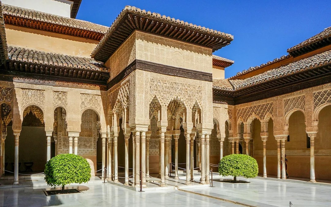 Alhambra Skip-the-Line Guided Tour with Nasrid Palaces Image 3