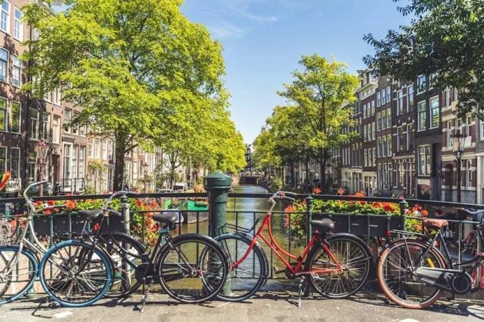 Amsterdam countryside bike tour with 1-hour canal cruise