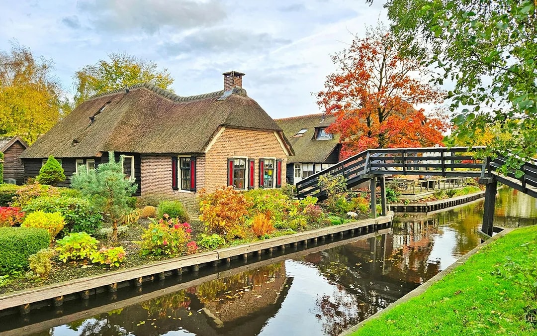 From Amsterdam: Giethoorn Day Trip with Boat Ride & Walking Tour Image 2
