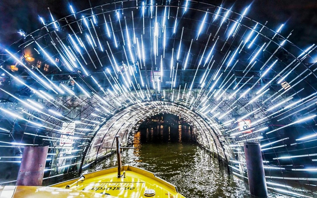 Amsterdam Light Festival Cruise with a German Audio Guide and Unlimited Drinks Image 1
