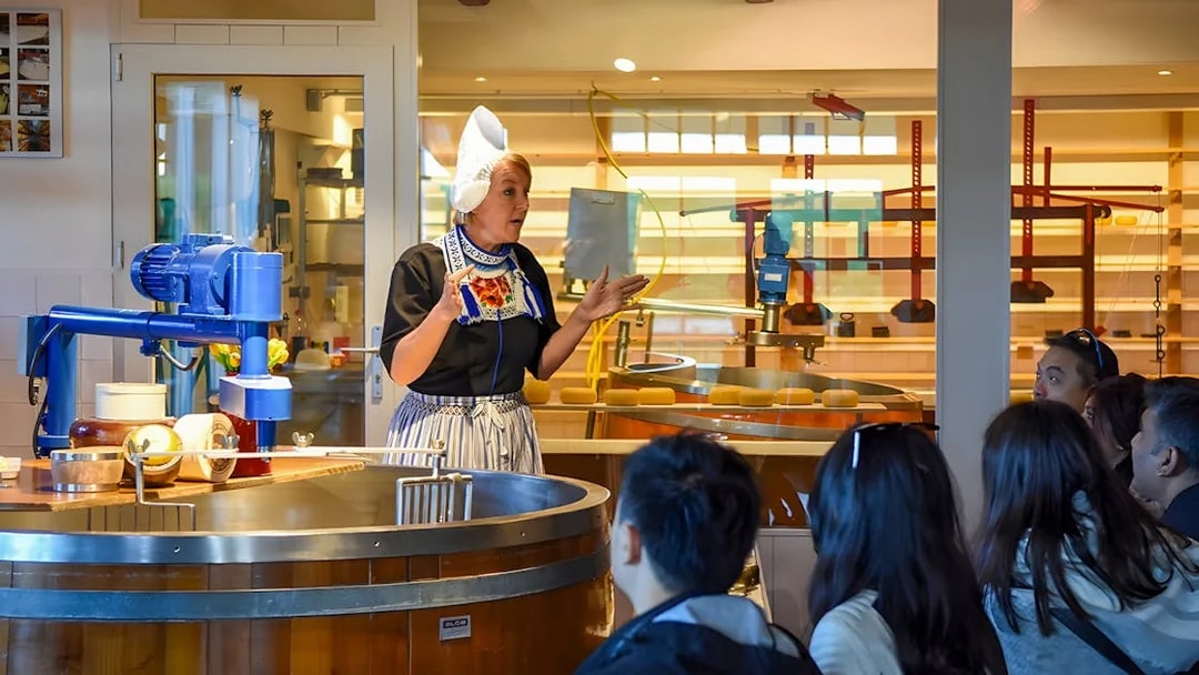 Cheese expert explaining cheese-making process during Keukenhof Windmills Tour.