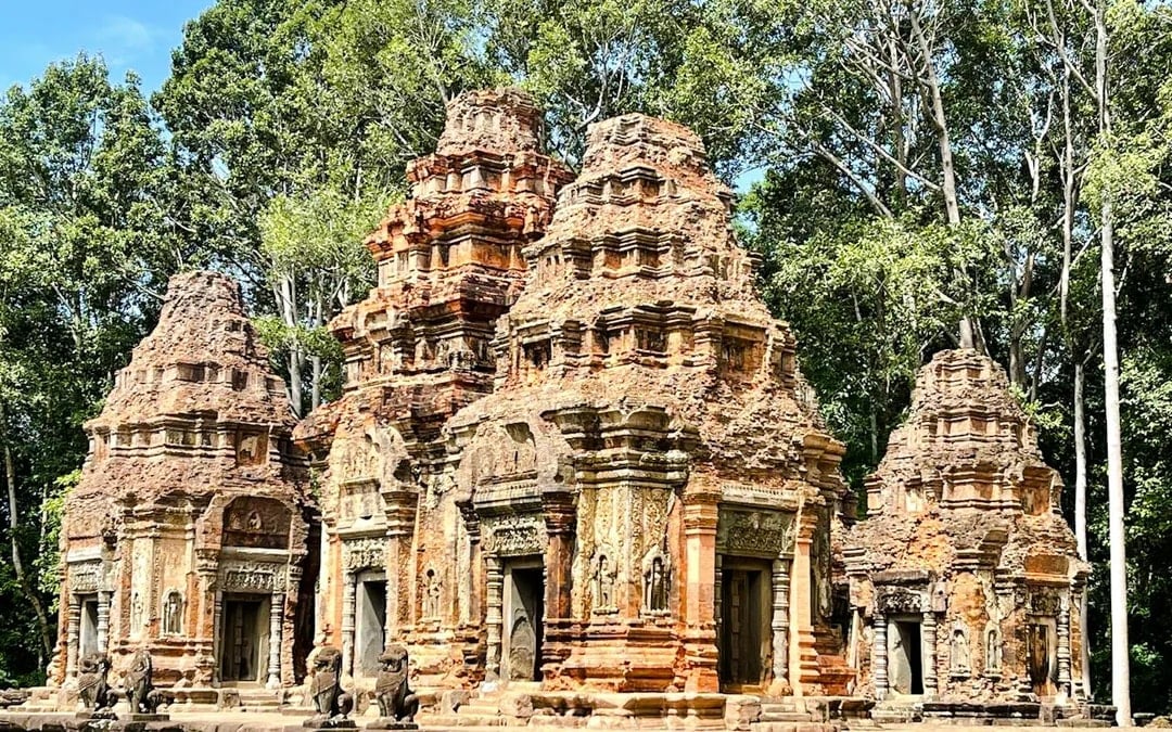 Angkor Temples Small-Group Guided Tour with French-Speaking Guide