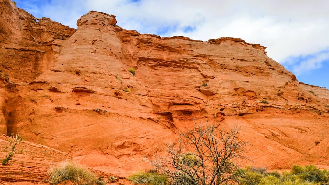 Antelope Valley Canyon red rock formations under a blue sky on Ligai Si Anii Tour.