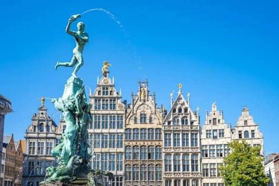 Antwerp surprise walk with a local