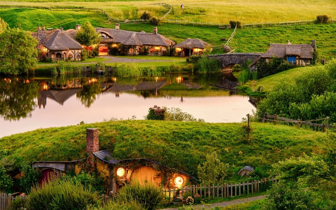 From Auckland: Hobbiton Movie Set, Wai-O-Tapu, & Rotorua Small Group Signature Guided Tour Image 8