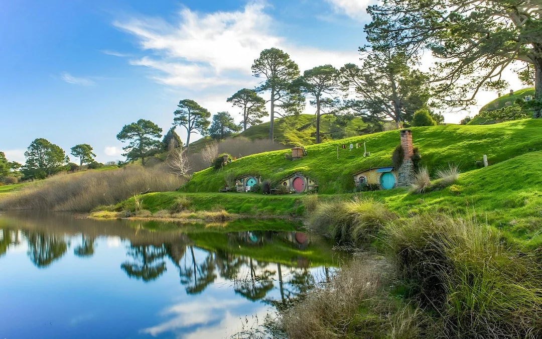 From Auckland: Hobbiton Movie Set, Wai-O-Tapu, & Rotorua Small Group Signature Guided Tour Image 2