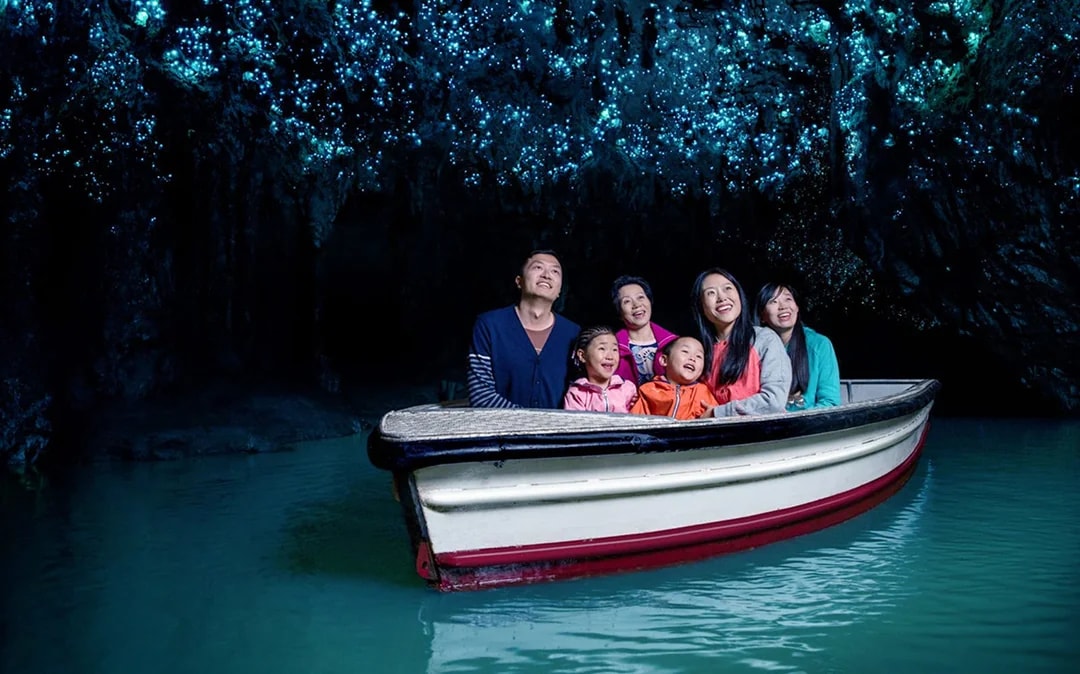 From Auckland: Hobbiton Movie Set & Waitomo Glowworms Caves Signature Guided Tour Image 5