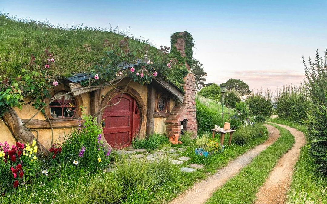 From Auckland: Hobbiton Movie Set & Waitomo Glowworms Caves Signature Guided Tour Image 2
