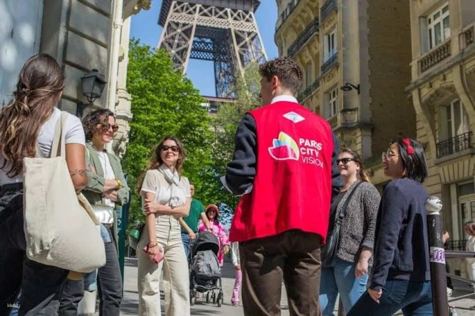 Audioguided tour of the Eiffel Tower with cruise ticket