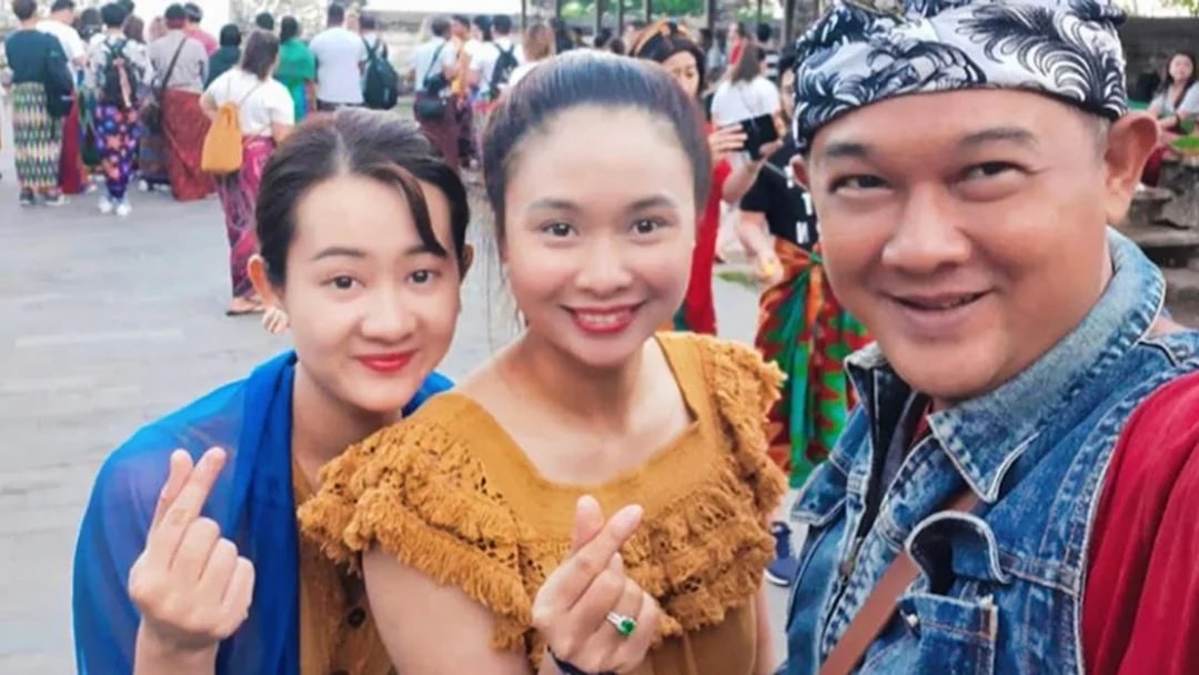 Tourists enjoying Bali's Gate of Heaven during a sunrise or sunset tour.