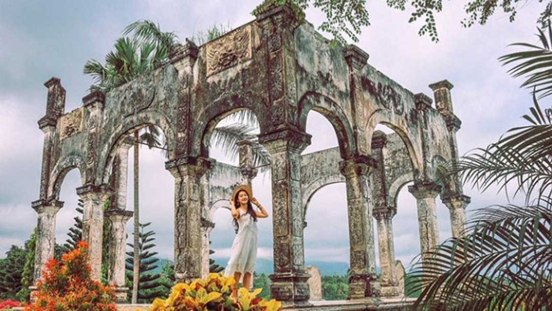 Bali Gate of Heaven with visitor during sunrise tour.