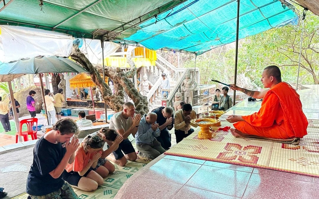 Banteay Srei Tour with Beng Mealea, Kulen Mountain Waterfall with Picnic Lunch Image 1