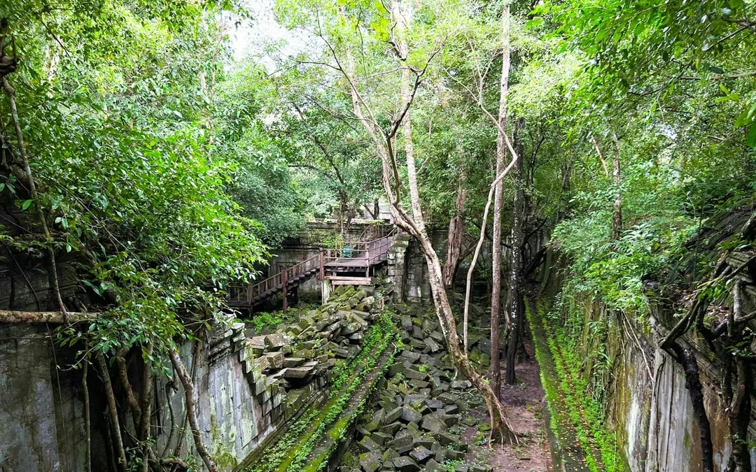 Banteay Srei Tour with Beng Mealea, Kulen Mountain Waterfall with Picnic Lunch Image 4