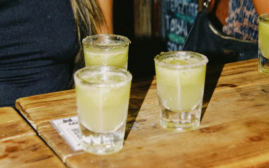 Barhopping en ROMA NORTE CDMX, tragos de bienvenida y FIESTA!!! Image 3