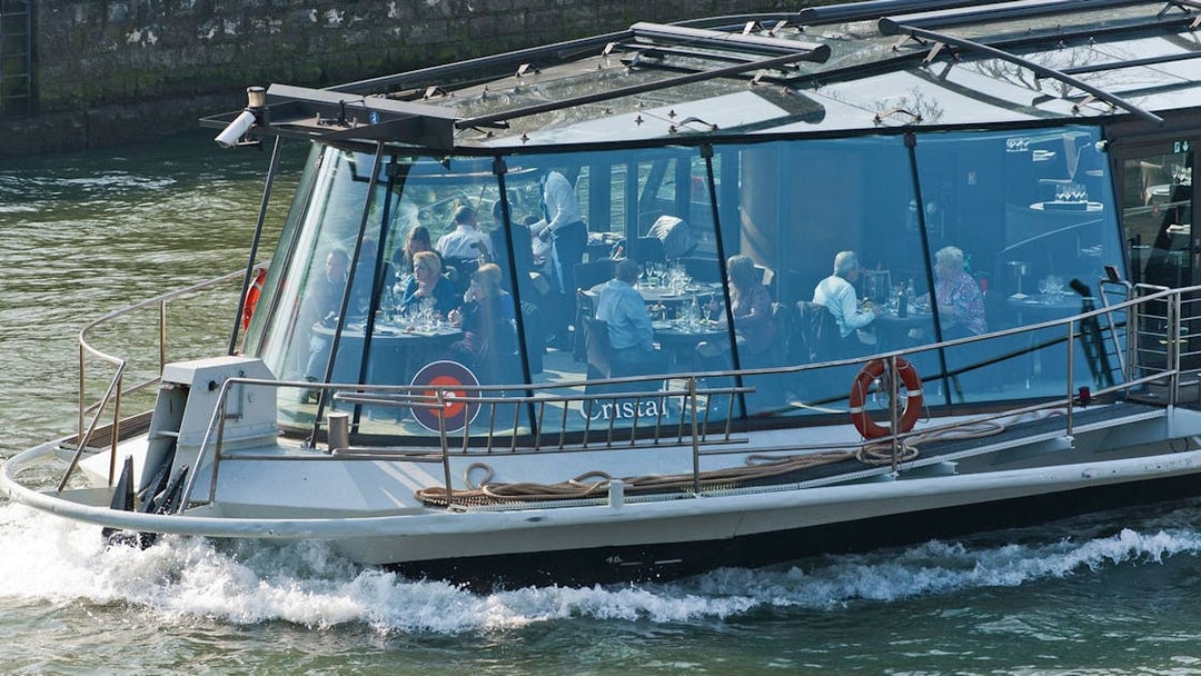 Seine River cruise with Bateaux Parisiens, guests dining with wine and live music in Paris.