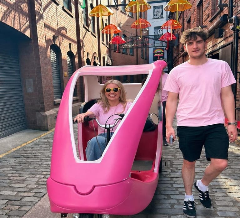 Belfast: Wee TukTuk Tours Party bike for 2 guests (BYOB)