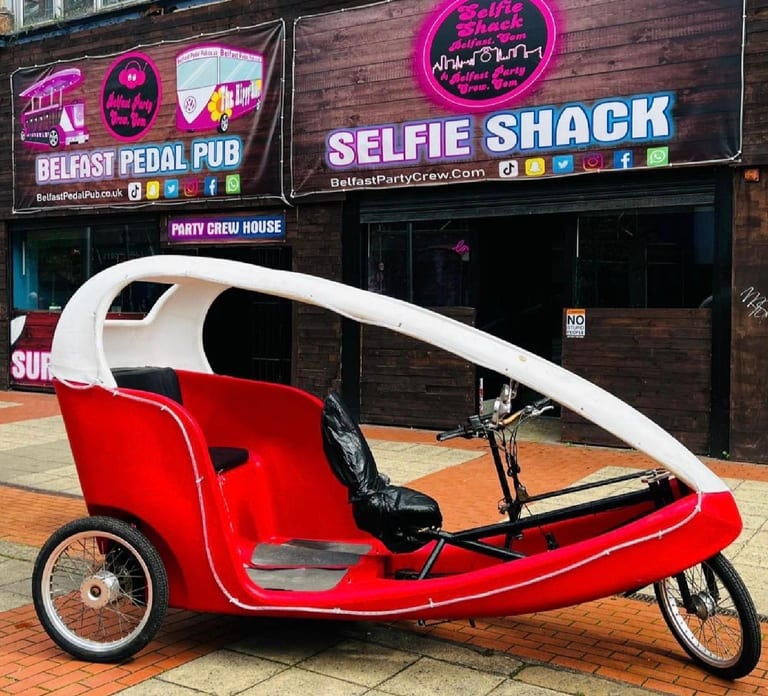 Belfast: Wee TukTuk Tours Party bike for 2 guests (BYOB)