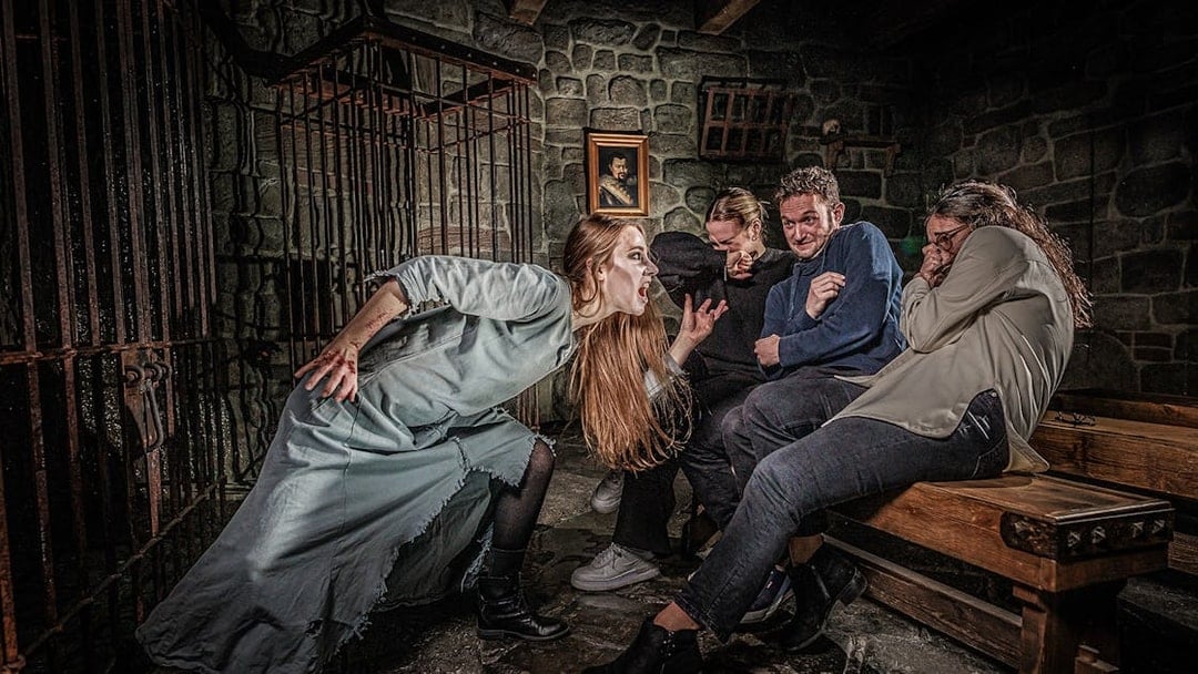 Witch scaring visitors at Berlin Dungeon attraction.