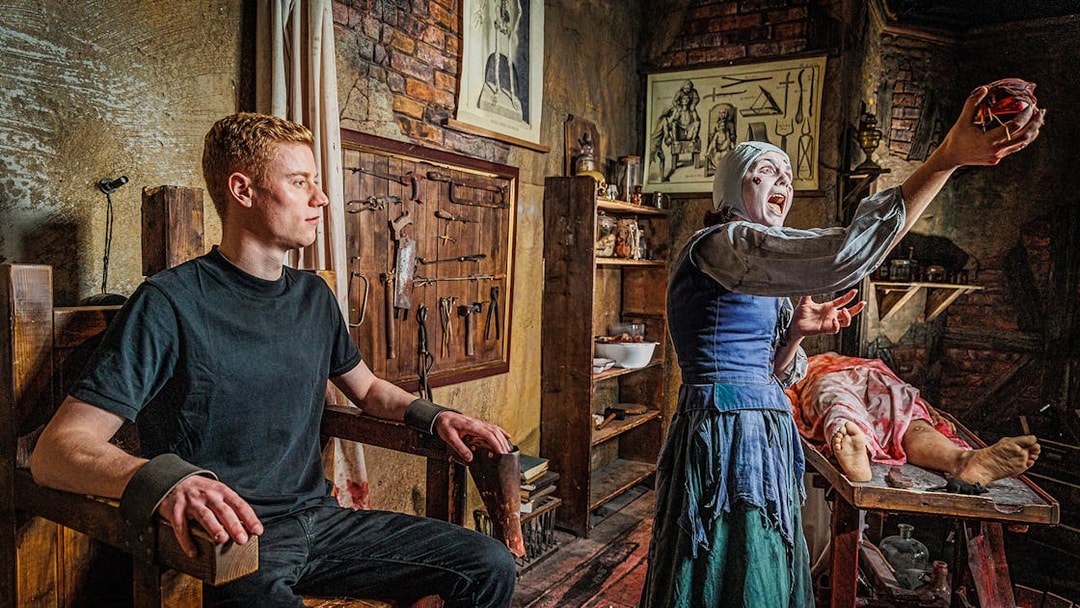 Plague doctor scene at Berlin Dungeon with historical medical tools and actors.