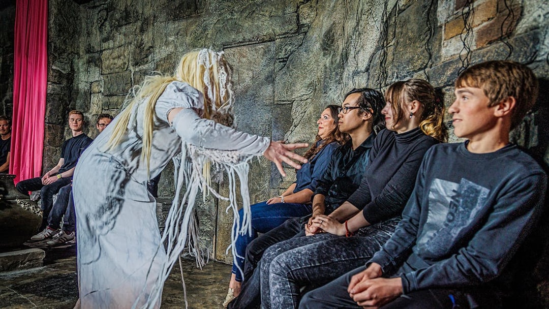 Performer interacting with visitors at Berlin Dungeon.