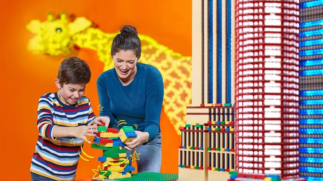 Children building with LEGO bricks at LEGOLAND® Discovery Centre Berlin.