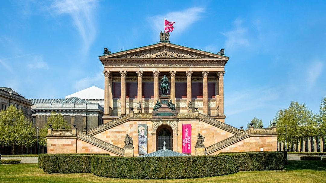 Altes Museum in Berlin with neoclassical facade and statues.