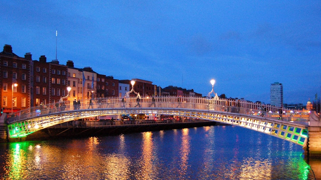 Ha'penny Bridge illuminated at night over the River Liffey in Dublin, Ireland.
