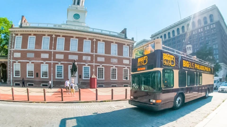 Big Bus tour in front of Independence Hall, Philadelphia.
