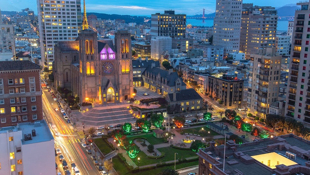 San Francisco skyline at sunset with Grace Cathedral and city lights.