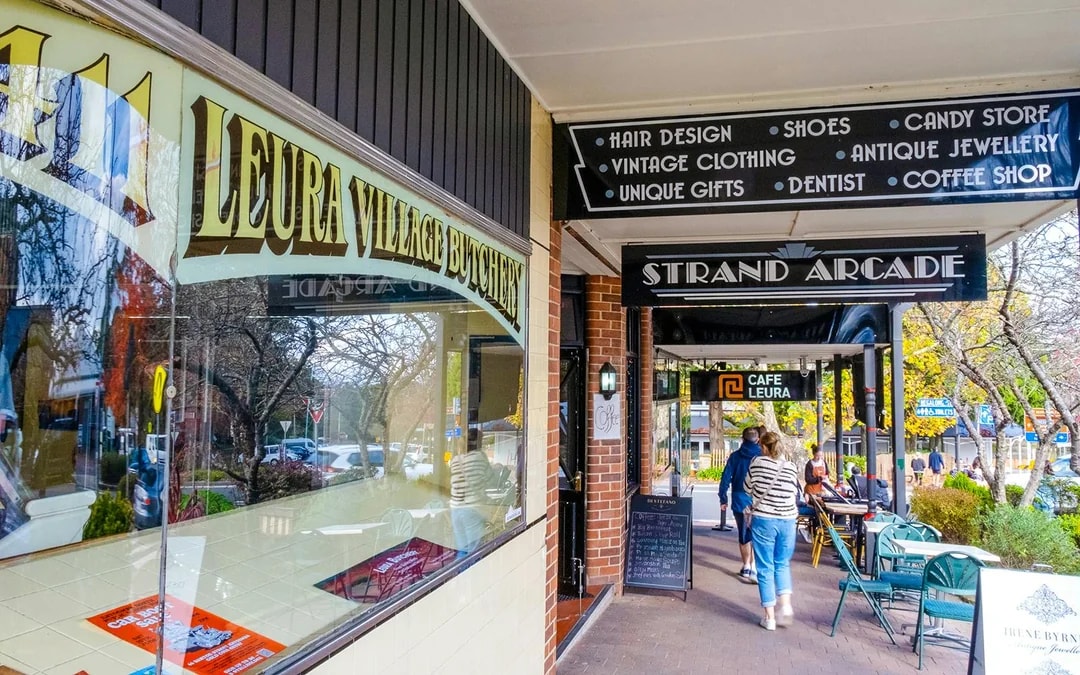 Shops and cafes along the main street of Leura village, Blue Mountains.