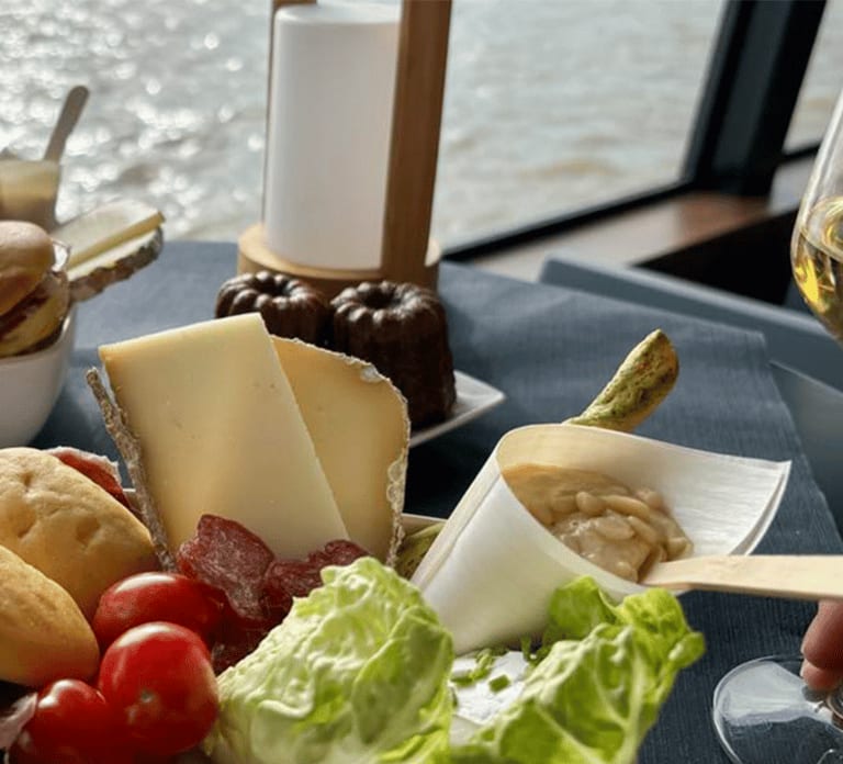 Bordeaux: Evening Apéritif Cruise on the River Garonne experience image 3